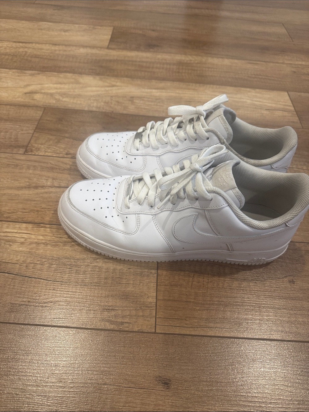 White Men's Low-Top Leather Sneakers - Classic Casual Style